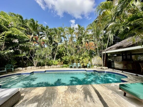 Qlistings - Furnished South Coast Villa with 2 Cottages & Pool Property Image