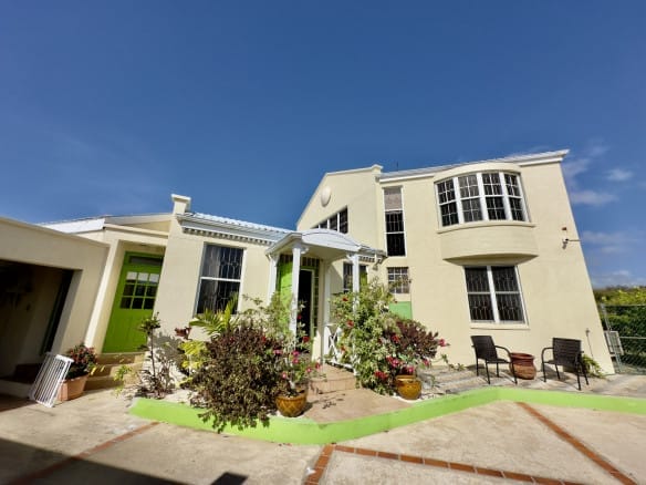 Qlistings - Fully Furnished Pet Friendly 3 Bed Home – 5 Minutes from the Airport! Property Image