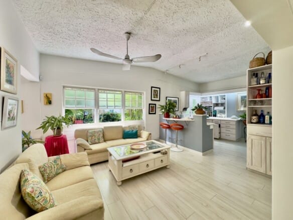 Qlistings - 4 Bed Villa with Lush Garden & 2 Self-Contained Apartments – Sunset Crest Villa, Holetown Property Image